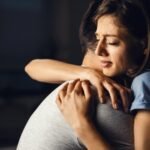 jovem-mulher-triste-abracando-o-namorado-enquanto-chorava-por-algo_637285-2007